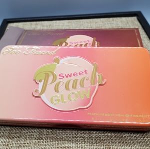 Too Faced "sweet peach glow" highlighter palette